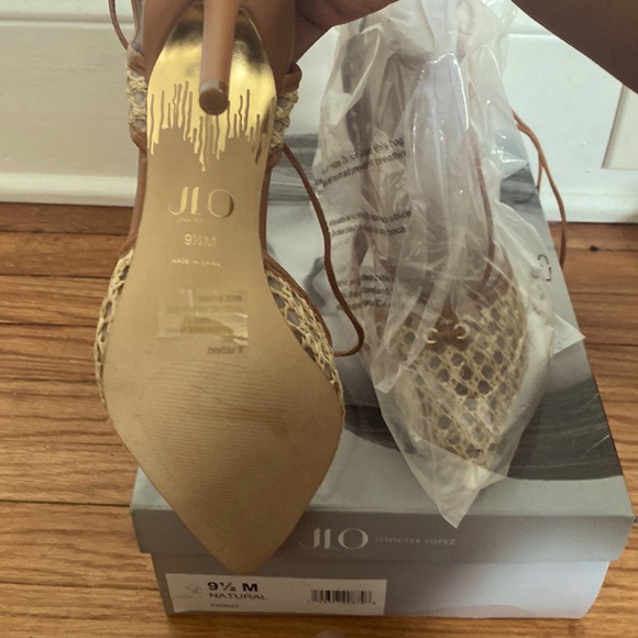 NWOT SPRING INTO SUMMER PUMP - Picture 3 of 3